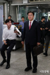 [포토] '통일교 1억 수수 혐의' 권성동, 구속 갈림길…영장실질심사 출석