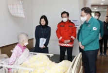 조규홍 복지부 장관, 경북 화재 대피시설 안동유리한방병원 방문