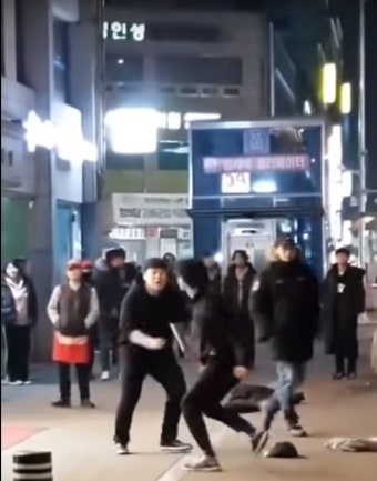 일요일 밤 서울 암사역에서 칼부림…흉기든 현행범 체포