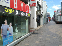 불탄 점포에 속타는 성안길2년전 화재 휠라(FILA)매장 공사중단 방치