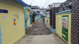 골목이 달라졌어요...담장벽화로 환해진 충주 용산동 골목길