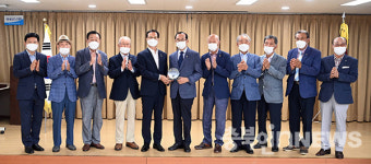 대한노인회 음성군지회, 조병옥 군수에게 노인복지 기여 감사패 전달