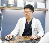 전체 치아 상실 시 일반 틀니보다 개선된 임플란트 틀니 권해