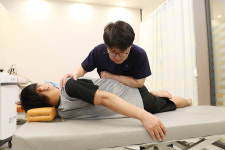 방치하면 만성통증으로 발전… 도수치료 등 비수술 치료 가능해