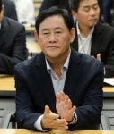 한국당 혁신委, 박 前 대통령 탈당 권유에… 최경환 ˝洪, 朴 팔아 선거운동했다˝ 지적