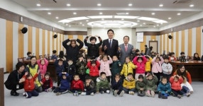 칠곡 천재어린이집， 군의회 방문 체험 교육