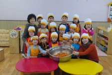 ˝우리가 만든 깍두기 맛좀 보세요˝… 고사리 손으로 소중한 행복 경험