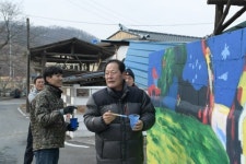알록달록 붓끝에서 피어난 예술 벽화 탄생