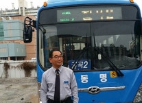 소방대원으로 변신한 버스기사… 차량내 소화기로 주택화재 진압