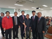 영천 고경면， 면장이 직접 깎은 `장수지팡이` 전달