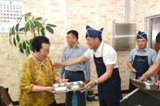 청송군， 폭염 속 어르신들 건강 챙기며`구슬땀`