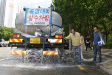 달성군， 40도 넘는 기록적 폭염… 김문오 군수， 도로살수작업 점검