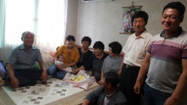 상주 중동면， 우물1리 출산가정에 축하용품 전달