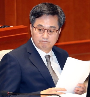文대통령, 김동연 교체 결심···靑 ˝이르면 9일 후임 발표˝