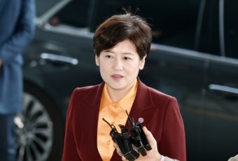 강은희 대구교육감 검찰 출석, ˝정당경력 기재 지시 안했다˝