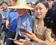 문재인 대통령, 경주 안강 찾아 직접 모내기