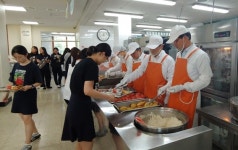 최기문 영천시장·김우영 교육장, 영천여고 급식 배식·학생들과 점심