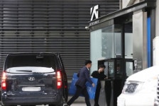 경찰, YG사옥 5시간 압수수색…`양현석 도박` 수사속도