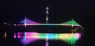 화려하게 빛나는 `김천부항댐 출렁다리`