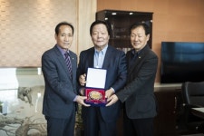 경주김씨 문중, `신라왕들의 축제` 보답… 본사 박준현 대표에게 `감사패` 전달