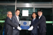 이강덕 포항시장, 2019 유망강소기업 `㈜동주산업·㈜남부정밀` 현판 전달