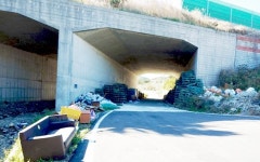 [카메라 고발] 포항 호미곶면 대보초등학교 인근 지하도, 버려진 각종 쓰레기로 `몸살`