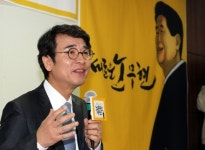 유시민 ˝노무현 재단 계좌추적 당했다˝…검찰 ˝그런적 없다˝