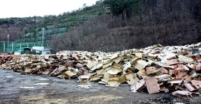 포항시 구룡포 읍민 축구장 주차장  폐박스로 인해 `쓰레기 하치장` 변해