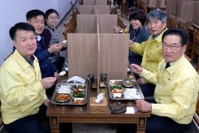 코로나 접근 금지… 모범적인 `영천시청 구내식당`