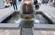 ˝또 다른 혈세 낭비…˝ 포항 중앙상가 공중화장실 공사로 실개천 바닥 훼손