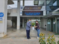 경주시 외동읍행정복지센터, 전입세대에 국화꽃 화분 나눔