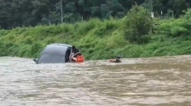 청송 길안천서 호우에 차량 떠 내려가…40대 여성 구조