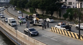 대구 신천동로서 트럭 중앙분리대 받아...운전자 경상