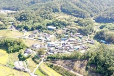 산으로 둘러싸여 전통적인 양반마을로 소문난 `두산리`