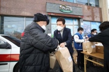 이강덕 포항시장-지역 청년단체, 무료급식소 `만나의 집` 급식 봉사