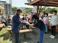 ˝어르신 건강하세요˝... 경주 괘릉초, 카네이션 달기 행사