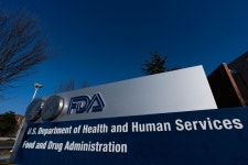 FDA, 18년 만에 치매치료제 승인…`기대 반 우려 반`