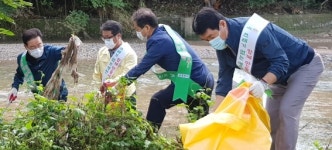 영천 자양면, 추석명절 맞아 집중호우 유입 쓰레기 수거