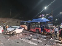 포항서 시내버스와 승용차 충돌…1명 사망, 4명 부상