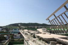 포항 구룡포 석병2리 마을회관,  태풍에 아슬아슬한 옥상난간대