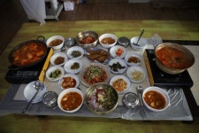 [동경주 맛집기행 ㉖] 어머니의 정이 담긴 가정식… 감포읍 나정1리 `옥이밥상`