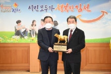 김천축협·전국한우협회, `한우 브랜드 전폭 지원` 시에 감사패 전달