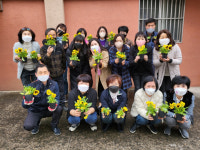 경산시 경로당 행복도우미, 봄맞이 ‘행복의 꽃 화분’ 전달