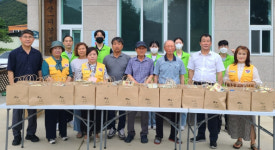 경산시노인종합복지관, 흥산1리 경로당 어르신에 식료품 꾸러미 나눔