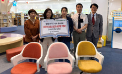 영천 망정동 별빛의자, 영천시립도서관에 의자 10개 기증