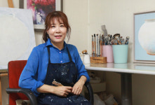 순정적 백자 기품 간직... 화가 김선의 ‘달항아리’전