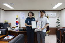 경주경찰, 물에 빠진 할머니 구조한 고교생 표창