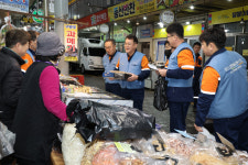 포항제철소, 설 맞이 전통시장 장보기 행사 나서