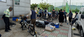 포스코 봉사단 장수 사진 및 자전거 수리 봉사