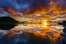 [포토뉴스] 찬란한 새벽빛으로 물든 남대천 은어다리